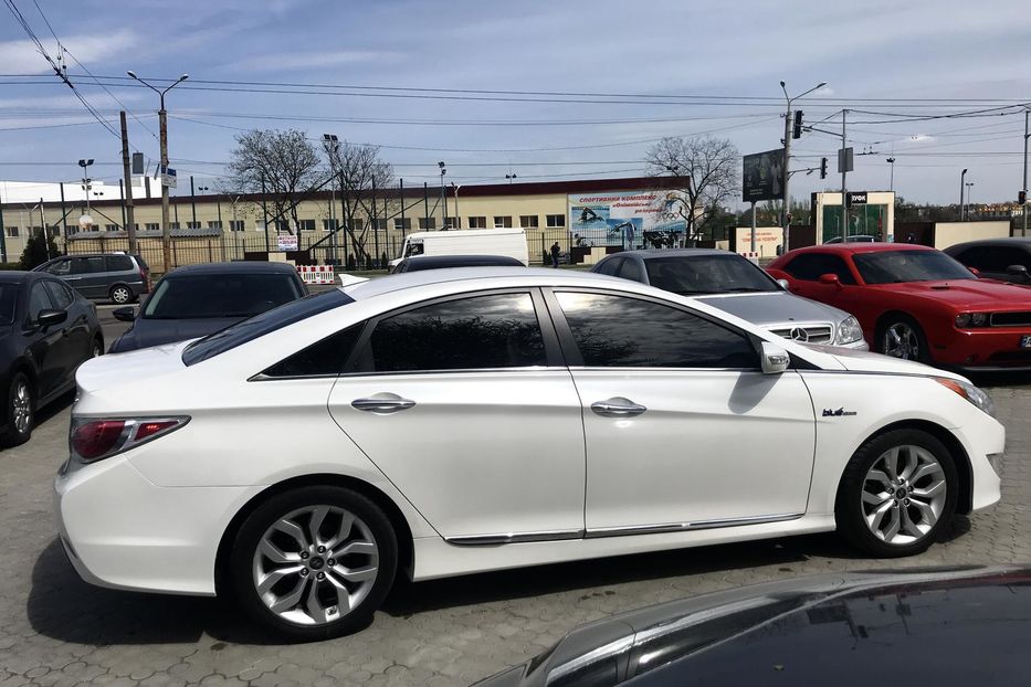 Продам Hyundai Sonata Hybrid YF 2013 года в Днепре