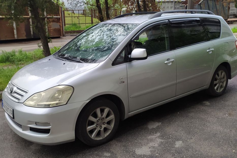 Продам Toyota Avensis Verso 2004 года в Киеве