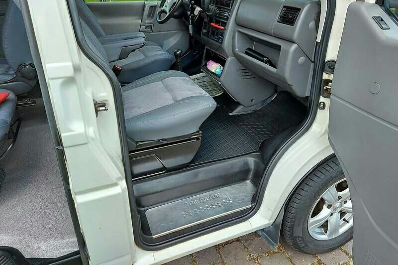 Продам Volkswagen T4 (Transporter) пасс. 2002 года в Киеве