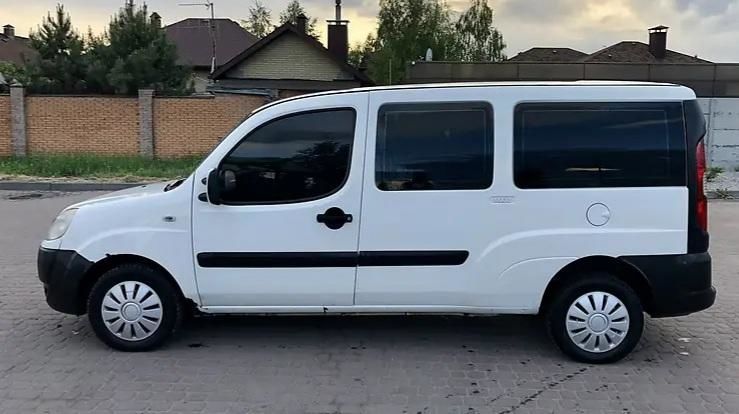 Продам Fiat Doblo пасс. 2006 года в Киеве