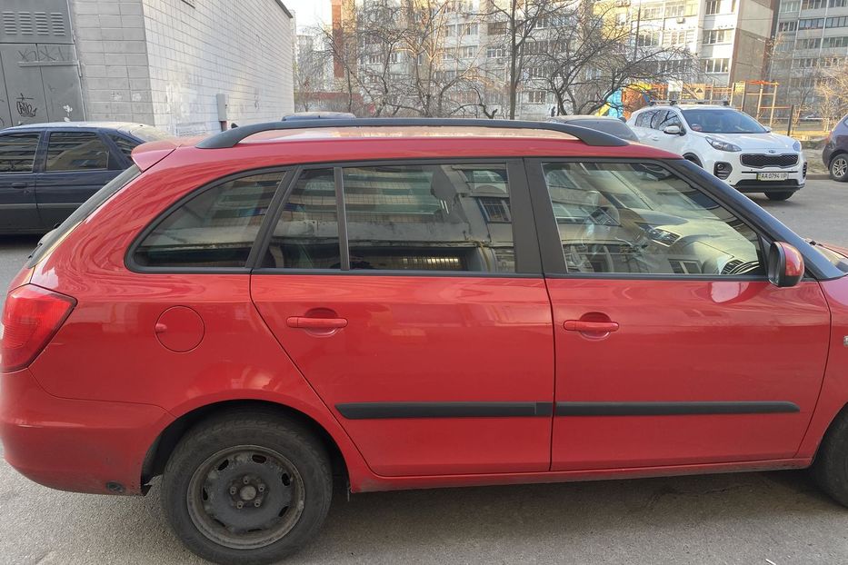 Продам Skoda Fabia Htp  2011 года в Киеве