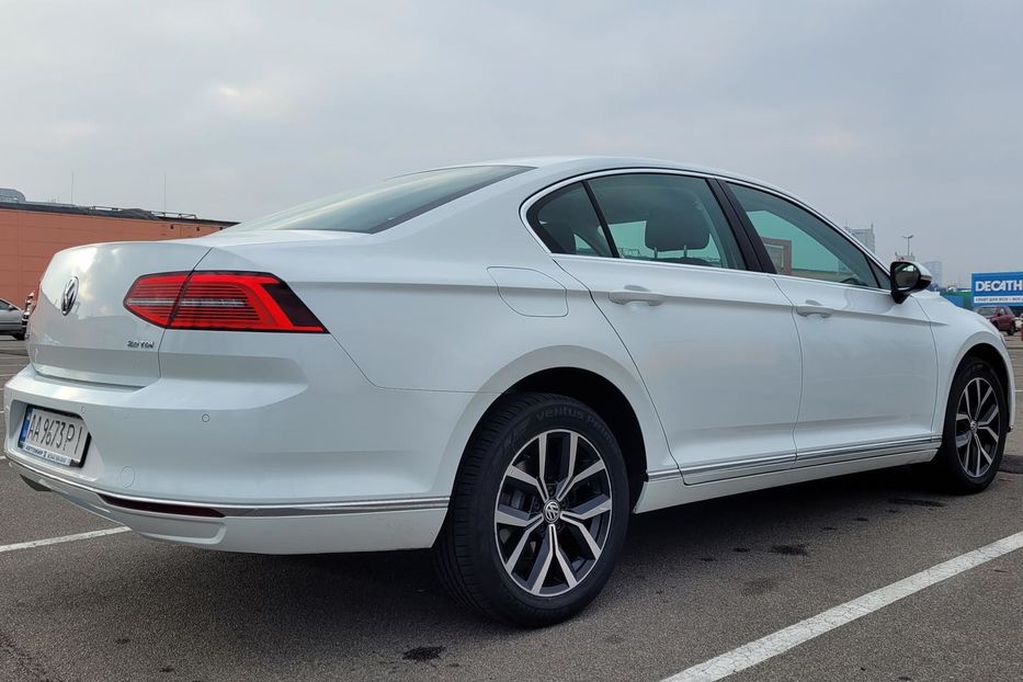 Продам Volkswagen Passat B8 Highline 2017 года в Киеве