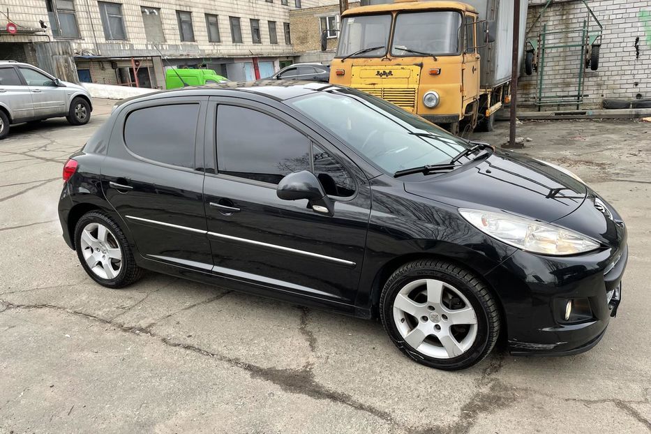 Продам Peugeot 207 2011 года в Киеве