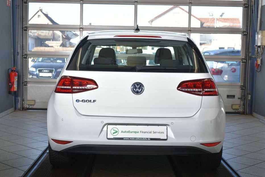 Продам Volkswagen Golf VII e-Golf 2016 года в Киеве