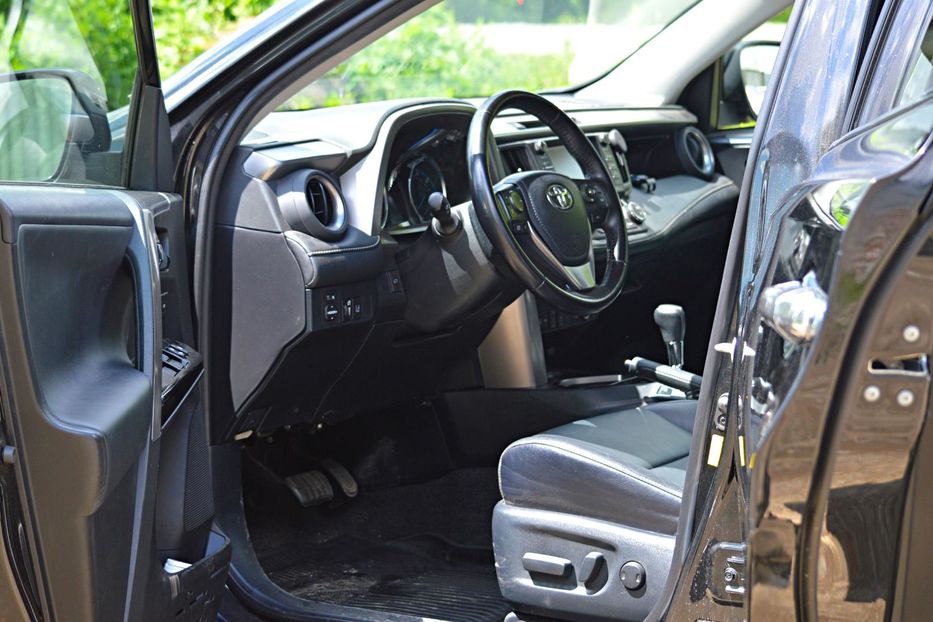 Продам Toyota Rav 4 EV Limited AWD 2016 года в Хмельницком