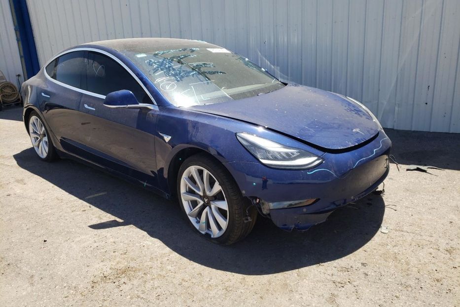 Продам Tesla Model 3 Dual Motor 2018 года в Киеве