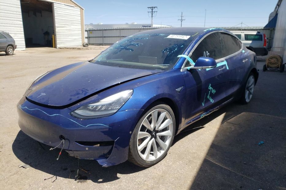 Продам Tesla Model 3 Dual Motor 2018 года в Киеве