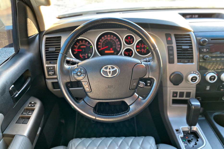 Продам Toyota Sequoia 2013 года в Луцке