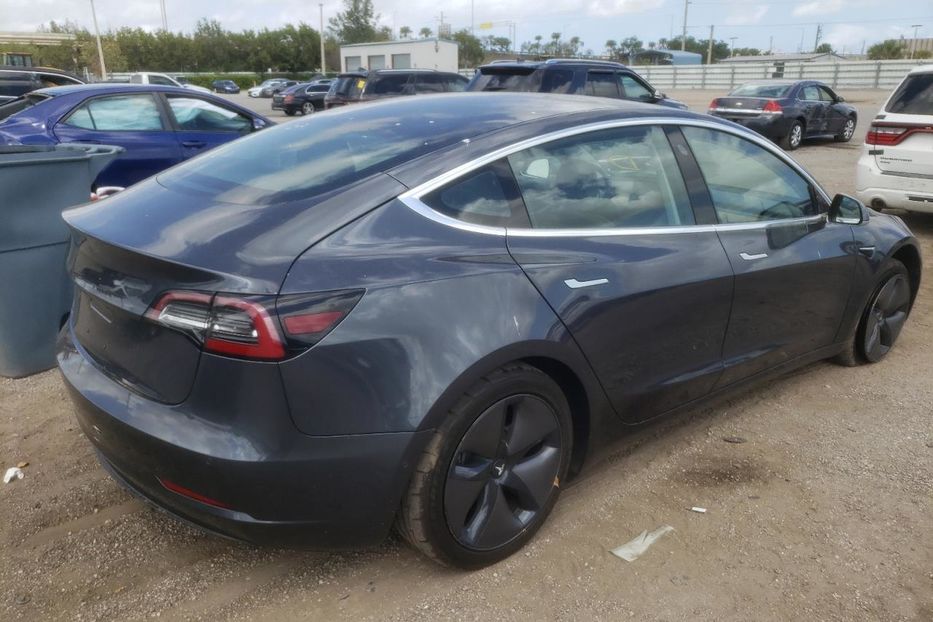 Продам Tesla Model 3 2018 года в Луцке