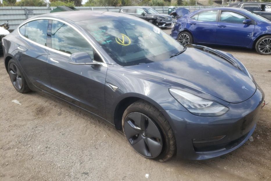 Продам Tesla Model 3 2018 года в Луцке