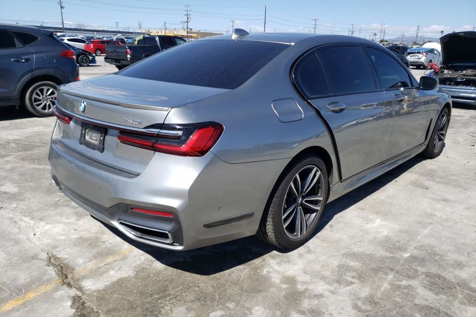 Продам BMW 740 i 2020 года в Киеве