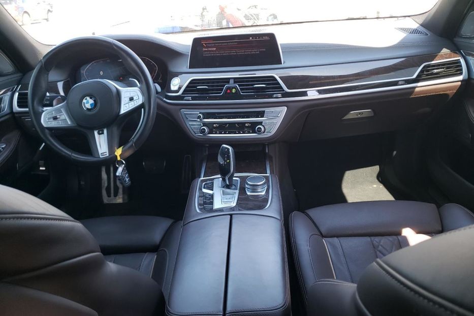 Продам BMW 740 i 2020 года в Киеве