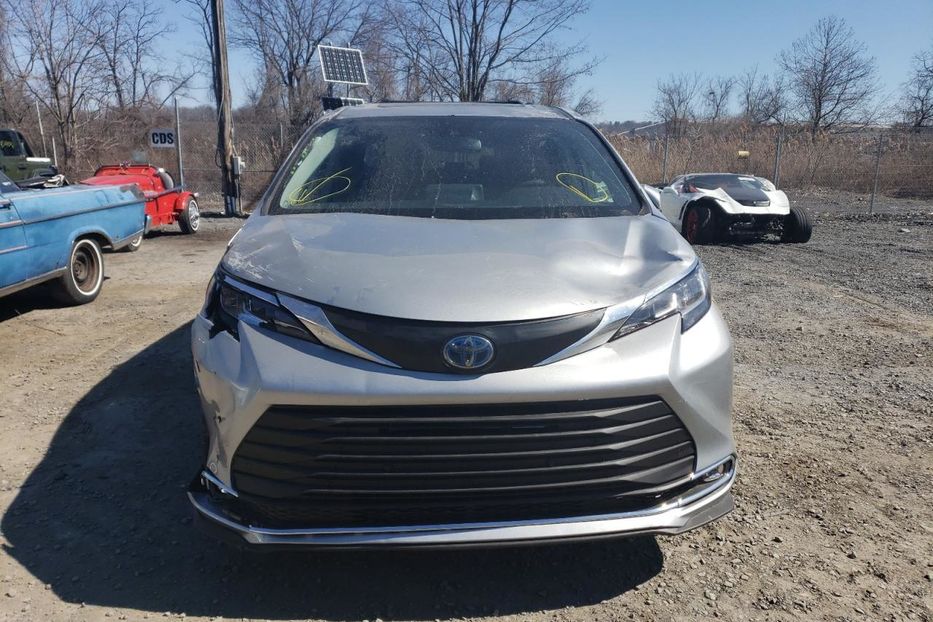 Продам Toyota Sienna XLE 2023 года в Киеве