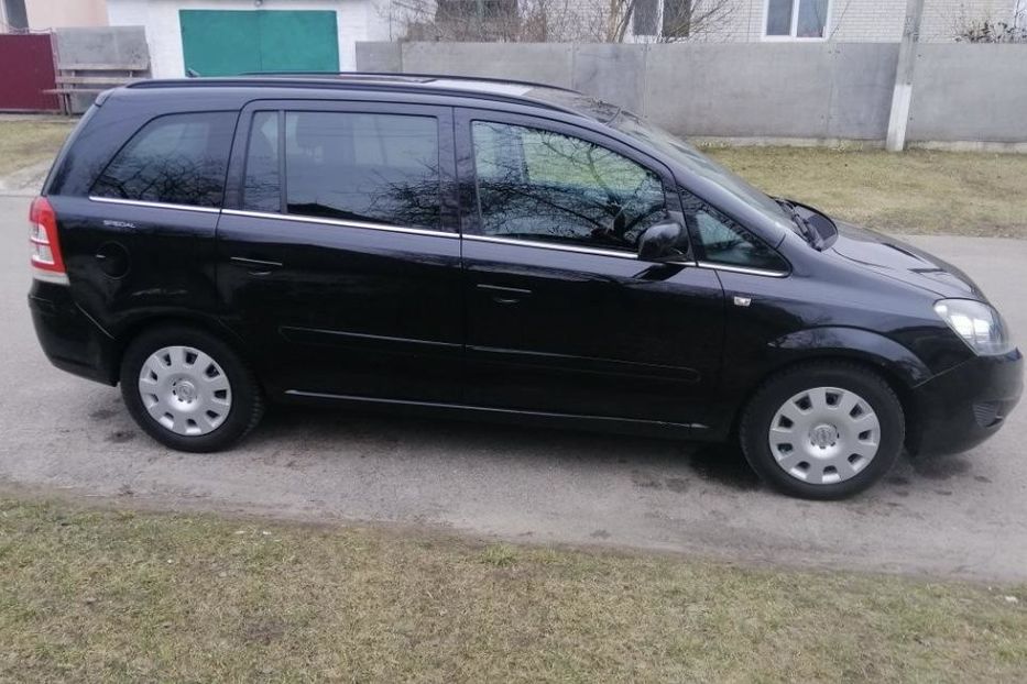 Продам Opel Zafira 2011 года в г. Узин, Киевская область