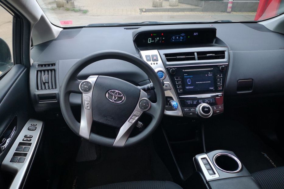 Продам Toyota Prius V 2015 года в Одессе