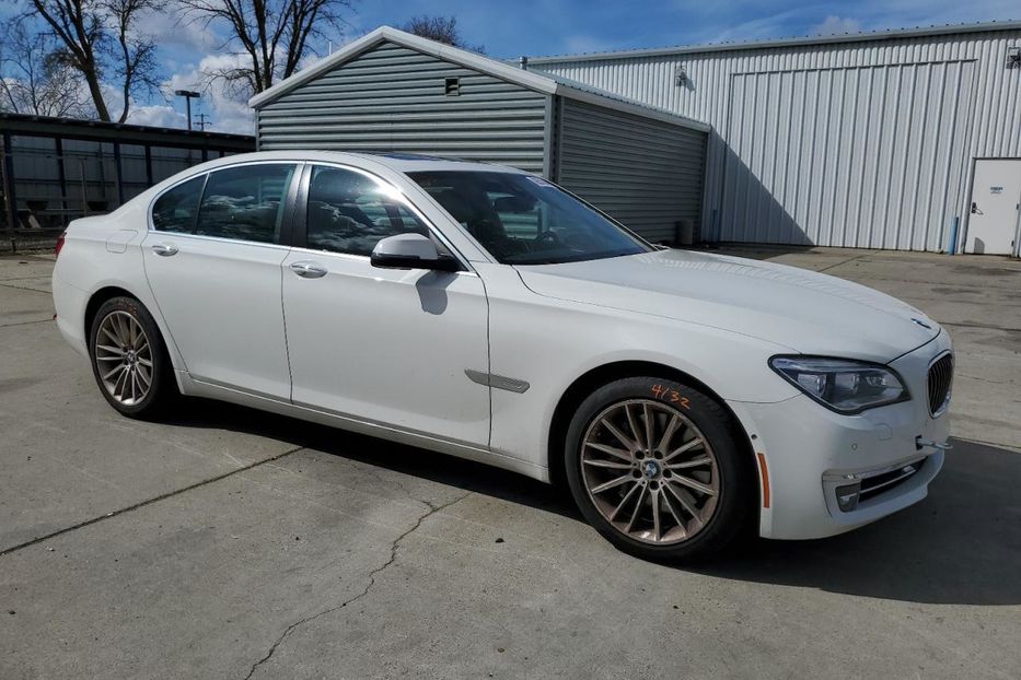 Продам BMW 750 2015 года в Луцке