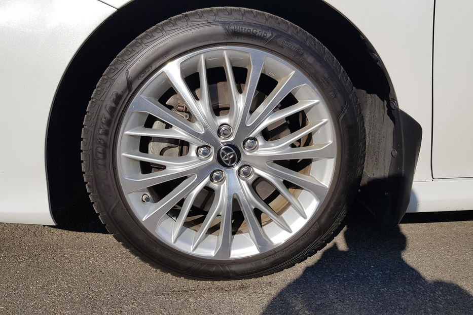 Продам Toyota Camry 2.5 L4 HYBRID (XV70, VIII) 2019 года в Киеве