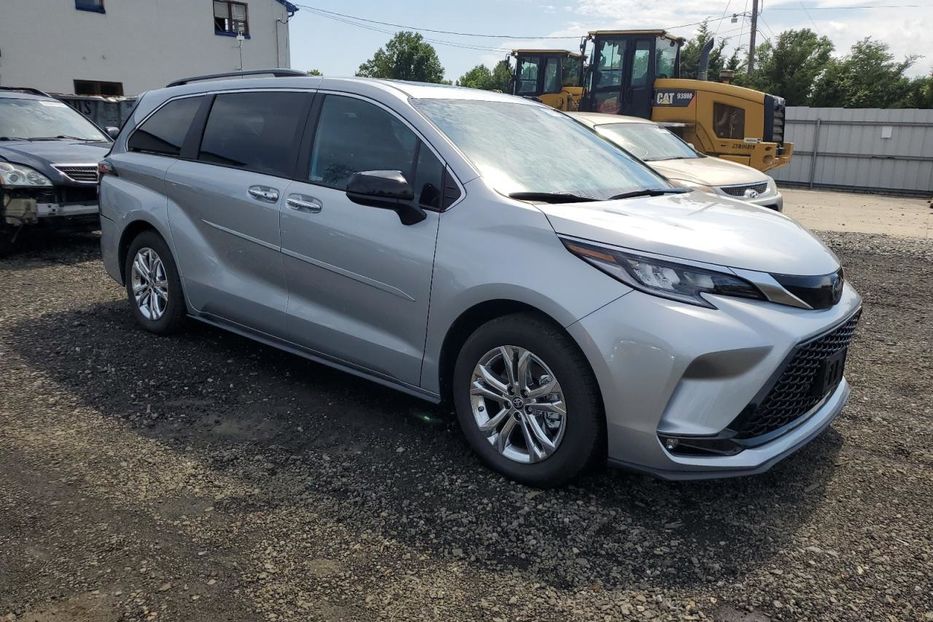 Продам Toyota Sienna 2022 года в Киеве