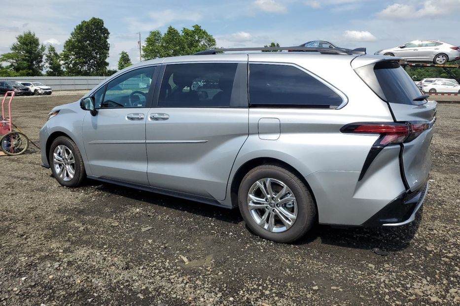 Продам Toyota Sienna 2022 года в Киеве