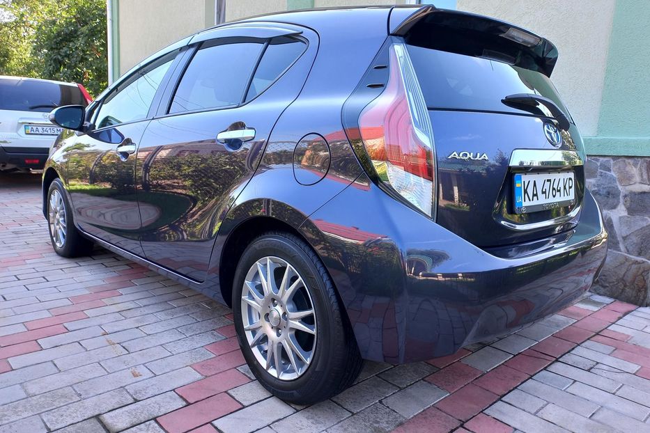 Продам Toyota Prius AQVA 2015 года в Киеве