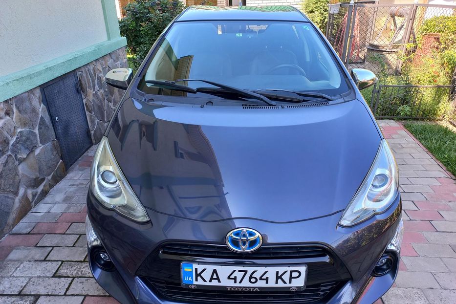 Продам Toyota Prius AQVA 2015 года в Киеве