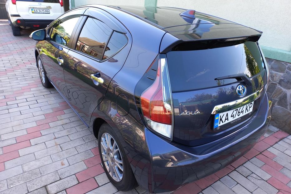 Продам Toyota Prius AQVA 2015 года в Киеве