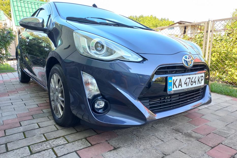 Продам Toyota Prius AQVA 2015 года в Киеве