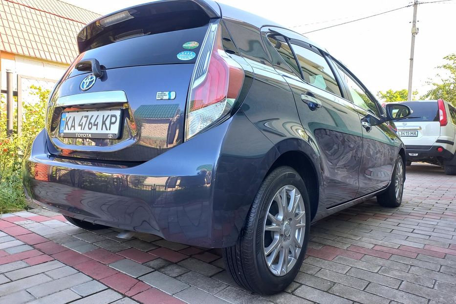 Продам Toyota Prius AQVA 2015 года в Киеве