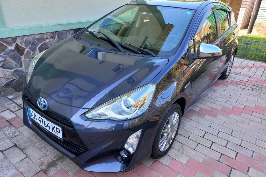 Продам Toyota Prius AQVA 2015 года в Киеве