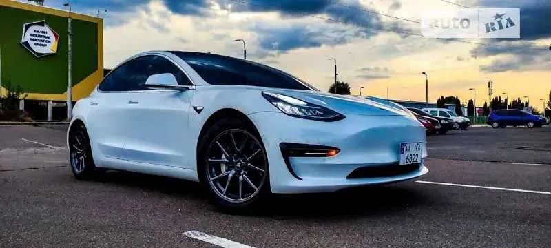 Продам Tesla Model 3 Tesla Model 3 Long Range  2020 года в Киеве