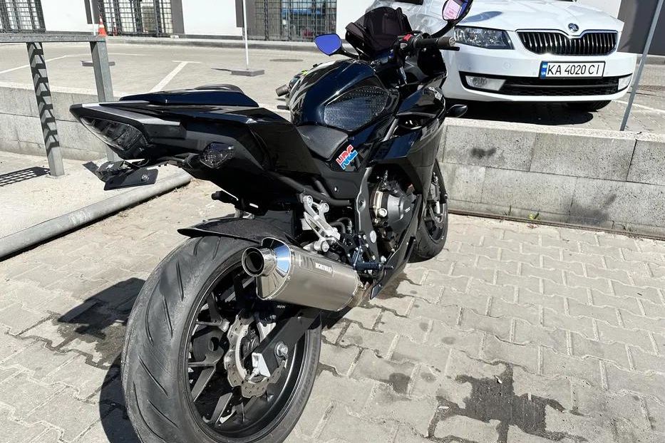 Продам Honda CBR 400R Carbon 2016 года в Киеве