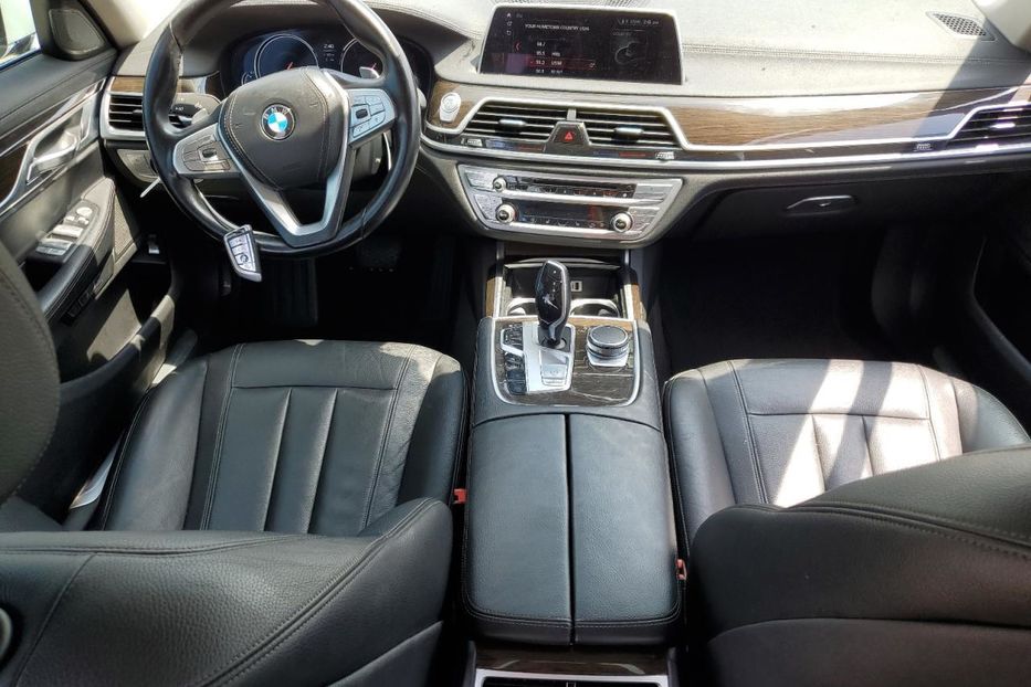Продам BMW 740 2018 года в Киеве