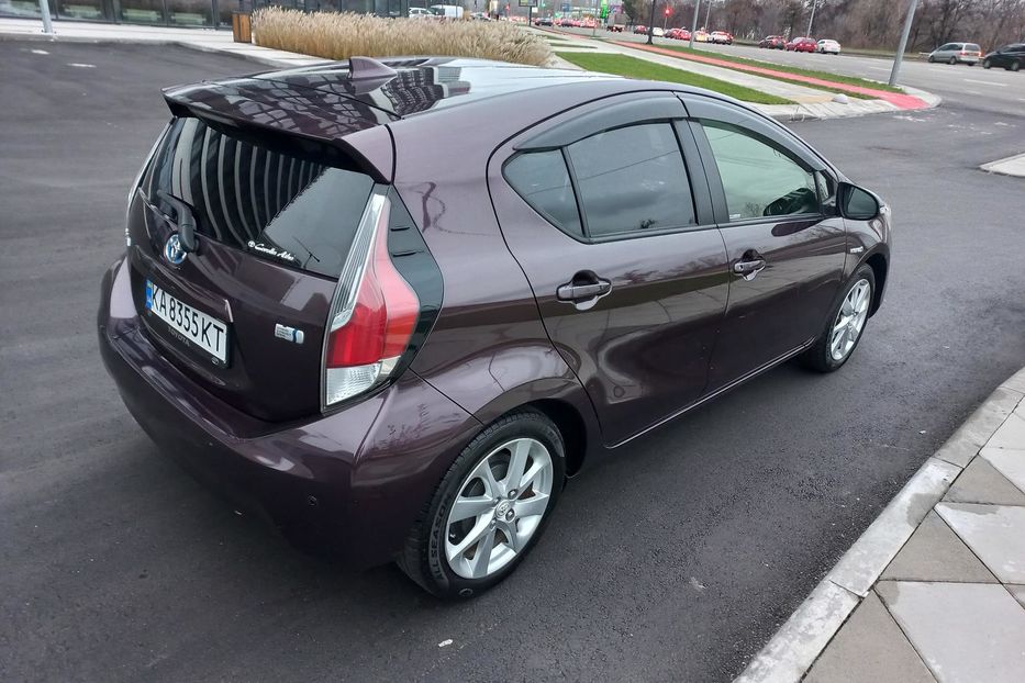 Продам Toyota Prius AQVA - G 2016 года в Киеве