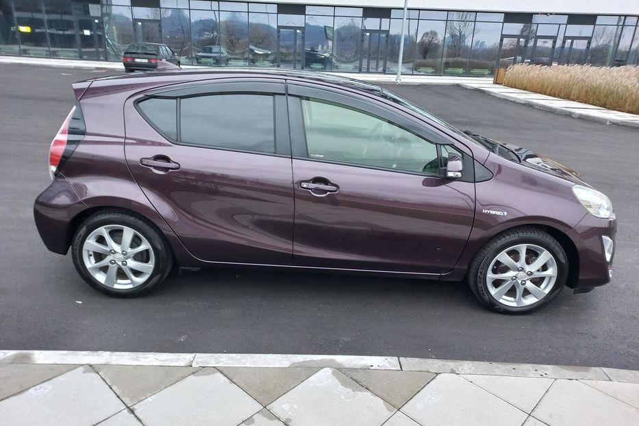 Продам Toyota Prius AQVA - G 2016 года в Киеве