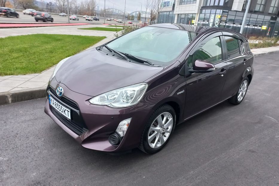 Продам Toyota Prius AQVA - G 2016 года в Киеве