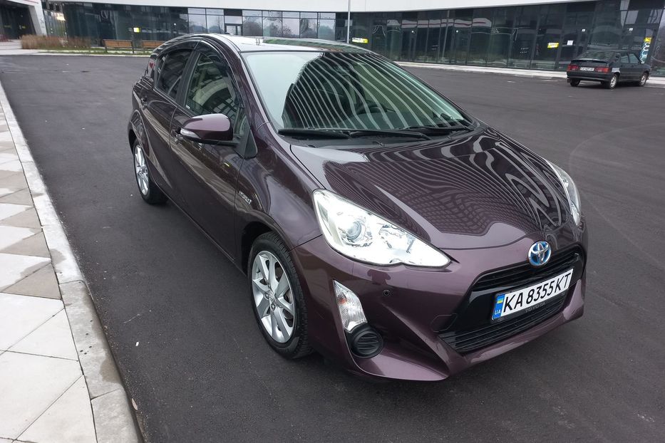 Продам Toyota Prius AQVA - G 2016 года в Киеве