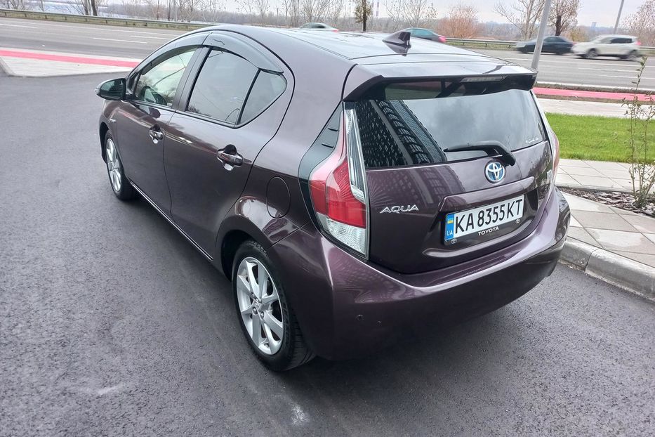 Продам Toyota Prius AQVA - G 2016 года в Киеве