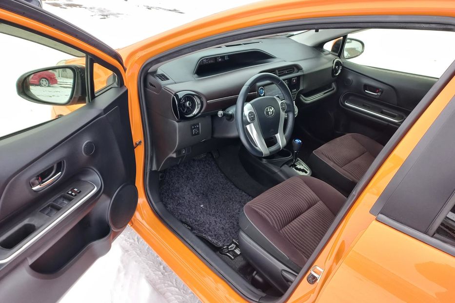 Продам Toyota Prius Aqva - G 2015 года в Киеве