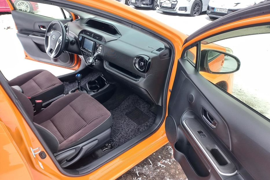 Продам Toyota Prius Aqva - G 2015 года в Киеве
