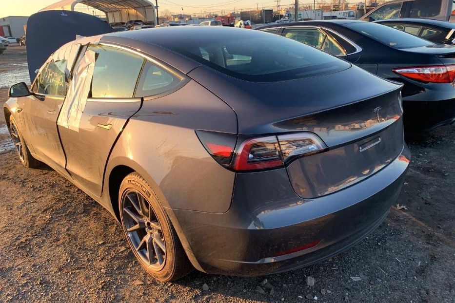 Продам Tesla Model 3 2023 года в Киеве