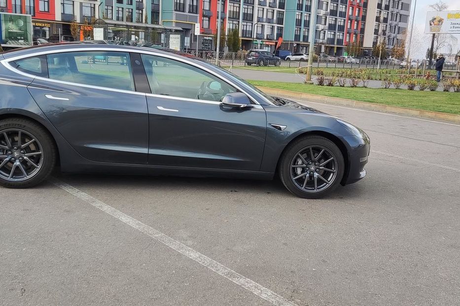 Продам Tesla Model 3 Long Range Dual motor AWD 2018 года в Киеве