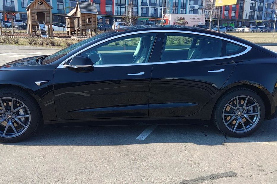 Продам Tesla Model 3 Standart Range Plus 2019 года в Киеве