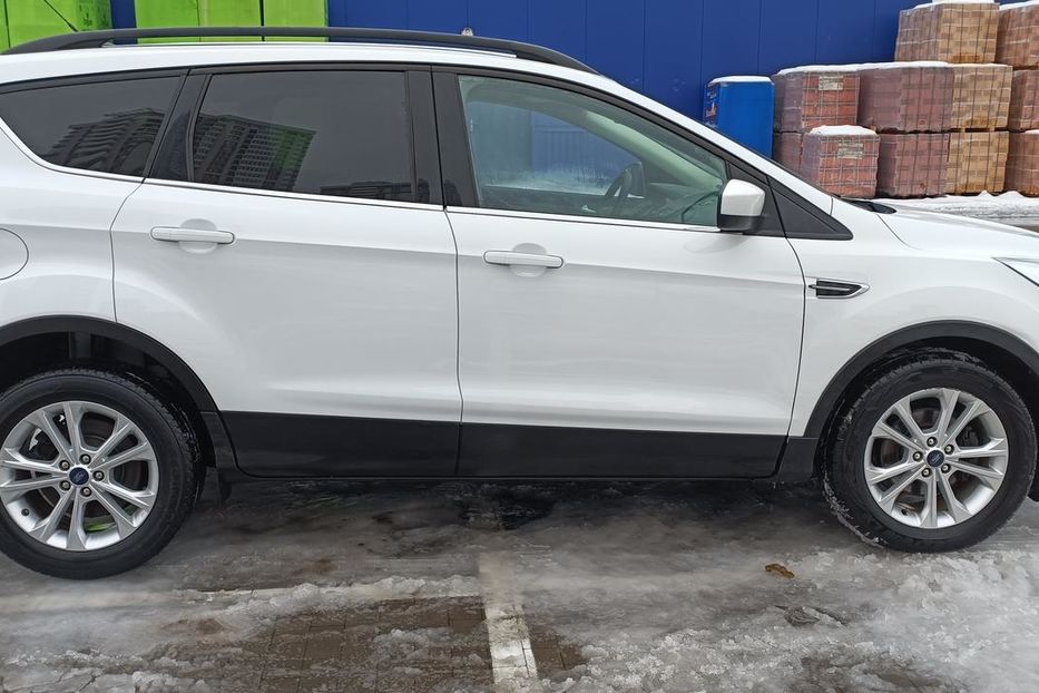 Продам Ford Escape 1,5 л 2018 года в Киеве