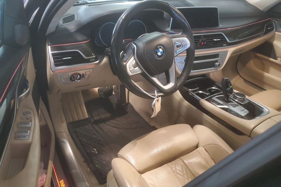 Продам BMW 750 2016 года в Луцке