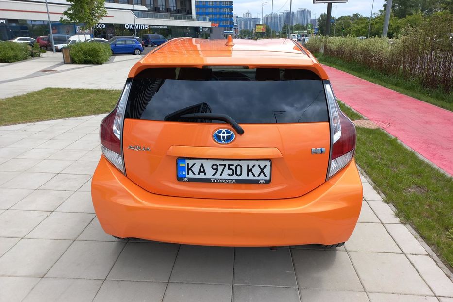 Продам Toyota Prius Aqva 2015 года в Киеве