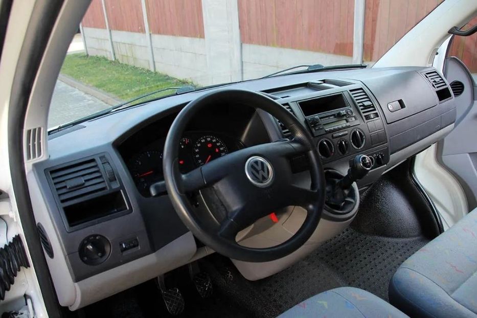 Продам Volkswagen T5 (Transporter) пасс. 2004 года в Киеве