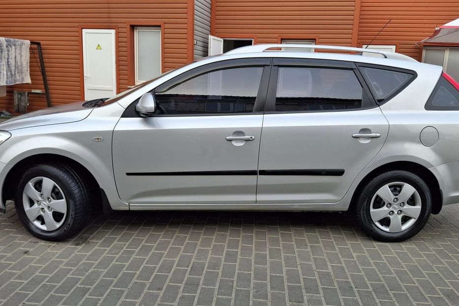 Продам Kia Ceed SW 1.6 CRDI LX 2008 года в Луцке