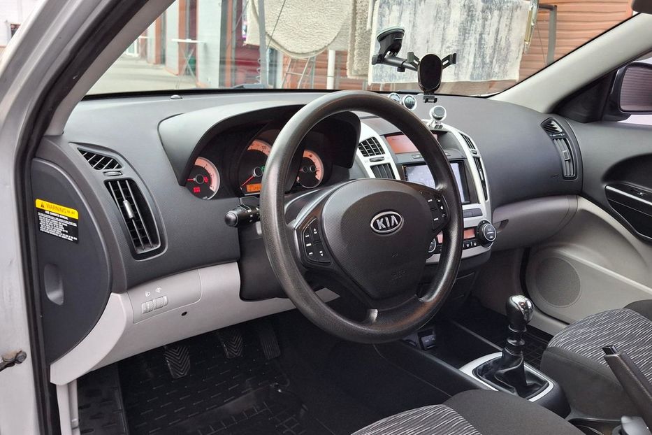 Продам Kia Ceed SW 1.6 CRDI LX 2008 года в Луцке