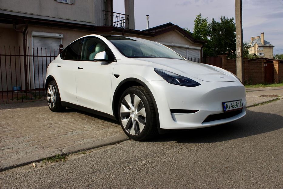 Продам Tesla Model Y Dual motor 2021 года в Киеве