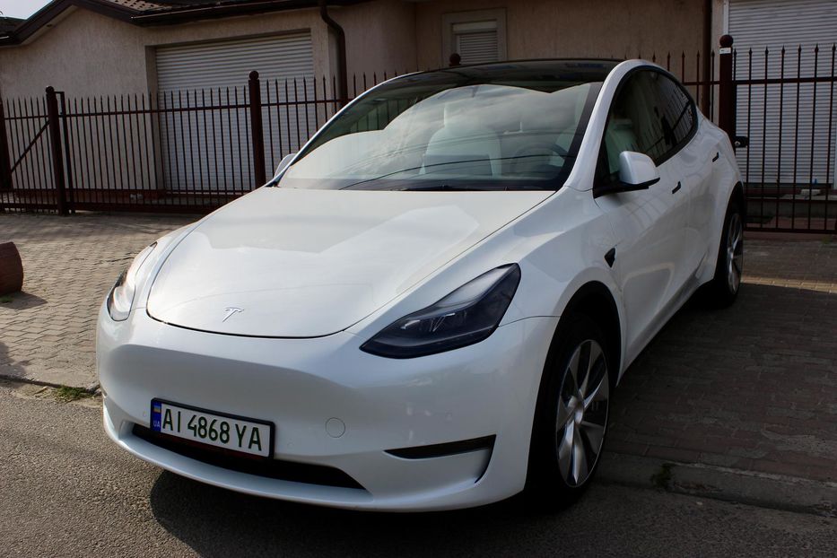 Продам Tesla Model Y Dual motor 2021 года в Киеве